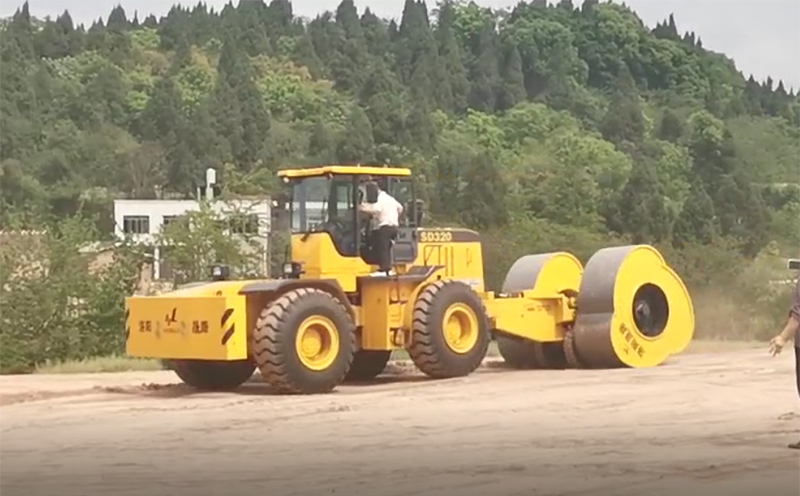 沖擊碾壓路機